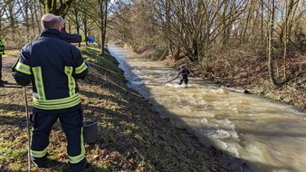 Freiwillige Feuerwehr Werne: FW-WRN: TH_Wasser - vermutlich Person in der Horne, Brücke Hansaring