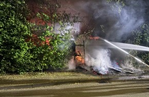 Feuerwehr Ahlen: FW-WAF: Vollbrand einer Gartenlaube