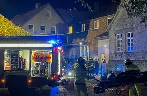 Feuerwehr Detmold: FW-DT: Rankgewächs an Fassade brennt - Feuer greift auf Dach über