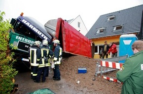 Feuerwehr Essen: FW-E: Sattelzug mit Schotter umgekippt, Fahrer kam mit zerrissenem Pulli davon