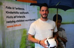 Fondation Terre des hommes: «J'aimerais faire apparaître un sourire sur le visage des enfants»
Le footballeur suisse Roman Bürki nouvel ambassadeur de Tdh