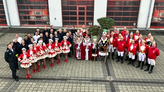 Feuerwehr Bergisch Gladbach: FW-GL: Dreimol "Gläbbisch Alaaf" op de Füürwaach
Bergisch Gladbacher Dreigestirne zu Gast bei der Feuerwehr