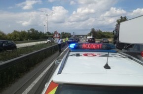 Polizeidirektion Neustadt/Weinstraße: POL-PDNW: Verkehrsunfall auf Autobahn mit Folgeunfall wegen Schaulustigen und Handynutzung