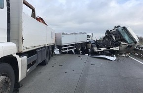 Polizeiinspektion Rotenburg: POL-ROW: +++A1 voll gesperrt+++Mehrere schwere Unfälle auf der Hansalinie