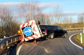 Verkehrsdirektion Mainz: POL-VDMZ: Anhänger umgekippt - Ausfahrt gesperrt
