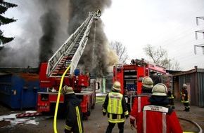 Feuerwehr Essen: FW-E: Feuer in einer 1200 m² ehemaligen Autoschrauberwerkstatt