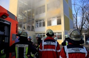 Feuerwehr Essen: FW-E: Feuer im Klassenzimmer einer Hauptschule in Essen-Katernberg, Schüler, Schülerinnen und Lehrkräfte unverletzt