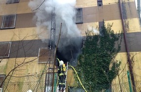 Feuerwehr Gelsenkirchen: FW-GE: Feuer in altem Bunker in Bulmke Hüllen sorgt für Großeinsatz der Feuerwehr Gelsenkirchen
/Dichter Rauch rund um den alten Bunker an der Emmastraße.