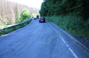 Polizei Rheinisch-Bergischer Kreis: POL-RBK: Overath - Motorradfahrer schwer verletzt - Polizei sucht Unfallverursacher mit rotem Pkw