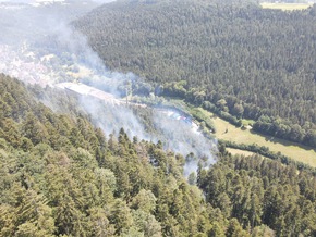 KFV-CW: Waldbrand in Bad Teinach fordert Einsatzkräfte aus dem ganzen Landkreis - 200 Einsatzkräfte verhindern Ausbreitung - Drohne erfolgreich im Einsatz