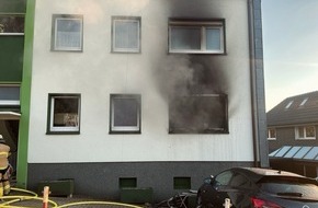 Feuerwehr Essen: FW-E: Ausgedehnter Zimmerbrand in einem Mehrfamilienhaus - zwei Personen retten sich auf einen Balkon