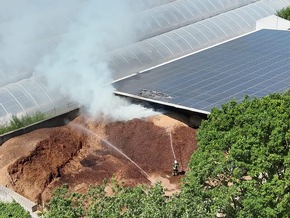 FW Sonsbeck: Gewerbebrand - Brennender Radlader in Lagerhalle