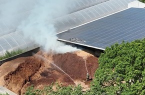 Freiwillige Feuerwehr der Gemeinde Sonsbeck: FW Sonsbeck: Gewerbebrand - Brennender Radlader in Lagerhalle