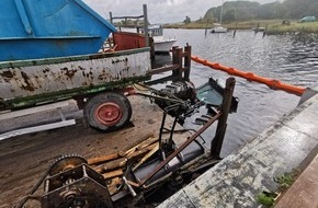 Landeswasserschutzpolizeiamt Mecklenburg-Vorpommern: LWSPA M-V: Traktor im Hafenbecken von Schaprode (Rügen) - Wasserschutzpolizei und Bergungsunternehmen im Einsatz