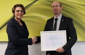 Hauptzollamt Landshut: HZA-LA: Weltzolltag 2024 Landshuter Zollbeamter erhält Auszeichnung für besondere Verdienste