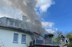 Feuerwehr Essen: FW-E: Brand auf Dachterrasse eines Mehrfamilienhauses, Feuerwehr verhindert Brandausbreitung auf Wohnung - keine Verletzten