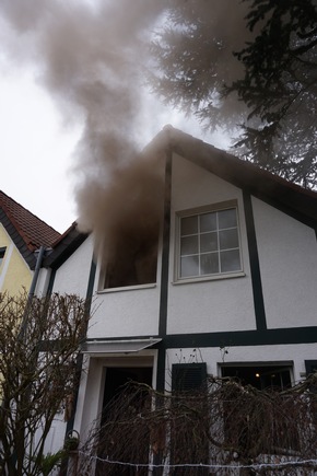 FW Ratingen: Brand in Reihenhaus in Ratingen - Haus unbewohnbar!