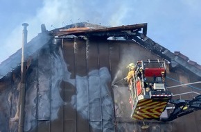Feuerwehr Gladbeck: FW-GLA: Fassadenbrand mit Cobra-System eingedämmt