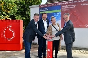 Vodafone GmbH: Glasfaser für die Stadt Gronau - Erste Kunden surfen ab sofort mit Lichtgeschwindigkeit