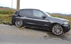 Kreispolizeibehörde Herford: POL-HF: Alleinunfall - BMW prallt gegen Baum