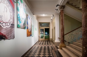 Neue Ausstellung im Textilmuseum St.Gallen eröffnet / Mode sammeln. Von T-Shirts bis Haute Couture / 24.10.25 - 25.05.26