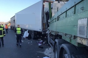 Feuerwehr Moers: FW Moers: Verkehrsunfall mit 3 LKW auf der A40 / 1 schwerverletzter Fahrer / Rettungshubschrauber im Einsatz
