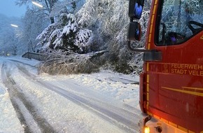 Feuerwehr Velbert: FW-Velbert: Löschfahrzeug knapp von Baum verfehlt