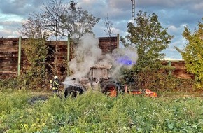 Polizei Mettmann: POL-ME: Traktor brannte auf dem Feld komplett aus - Langenfeld - 2210007