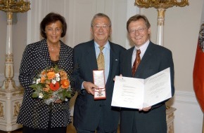 DVAG Deutsche Vermögensberatung AG: Dr. Reinfried Pohl erhält hohe Auszeichnung in Wien