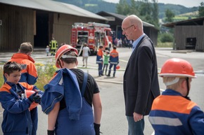 FW-OE: &quot;Edeltraud&quot; und &quot;Flori&quot; jetzt Mitglieder der Jugendfeuerwehr Lennestadt