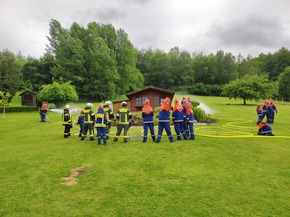 FW-AR: Jugendfeuerwehr trainiert Einsatzrealität