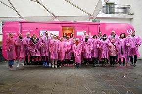 PINK CUBE setzt in Baden mit Politik und Partnern ein starkes Zeichen für die Brustkrebsfrüherkennung