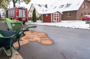 Feuerwehr Flotwedel: FW Flotwedel: Kraftstoffspur sorgt für Einsatz der Feuerwehr in Wiedenrode