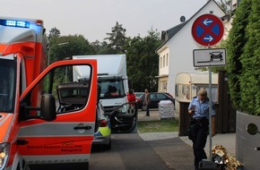 Polizei Rheinisch-Bergischer Kreis: POL-RBK: Rösrath - Radfahrerin stürzt vor den Augen der Polizei