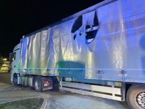 FW Lehrte: LKW-Anhänger brennt auf dem Autohof Lehrte an der Westtangente