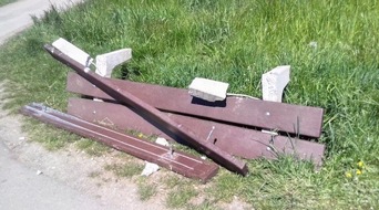 Polizeipräsidium Ulm: POL-UL: (BC) Kirchdorf an der Iller - Vandalen unterwegs / Am vergangenen Wochenende zerstörten Unbekannte eine Sitzbank bei Kirchdorf an der Iller.