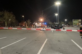 Feuerwehr Dortmund: FW-DO: Gas strömt aus PKW-Tank aus - Feuerwehr sperrt Supermarktparkplatz ab