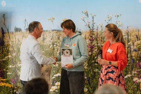 🌸 🐝 🏆Deutschland summt!-Pflanzwettbewerb verleiht 50 Auszeichnungen an Biodiversitäts-Projekte