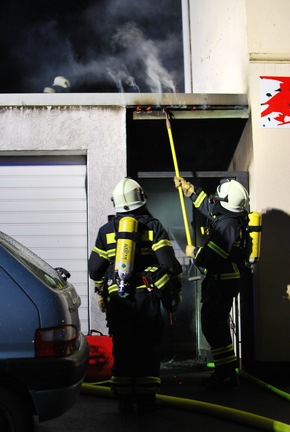 FW-MK: Feuer im Hinterhof - 3 Personen verletzt