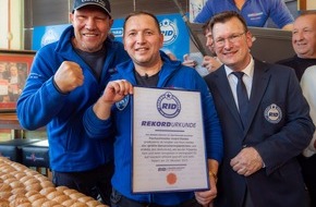 REKORD-INSTITUT für DEUTSCHLAND: RID-Weltrekord in Heringsdorf – Fischsommelier Domke serviert größtes Bismarckheringsbrötchen der Welt
