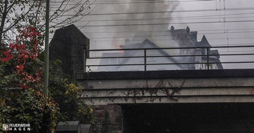 Feuerwehr Hagen: FW Hagen: Brand in einer Dachgeschosswohnung, eine Person verstorben.