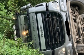 Feuerwehr Ratingen: FW Ratingen: Aufwändiger Einsatz nach LKW-Unfall im Wald