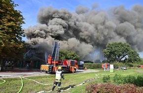 Kreisfeuerwehrverband Rendsburg-Eckernförde: FW-RD: Großeinsatz bei Scheunenbrand - Reetdachhaus gerettet