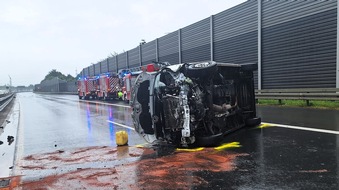 Feuerwehr Essen: FW-E: Verkehrsunfall mit Kleintransporter - Eine Person schwer verletzt