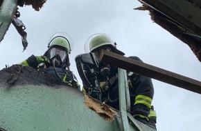 Feuerwehr und Rettungsdienst Bonn: FW-BN: Feuer auf einem Flachdach in Bonn-Auerberg