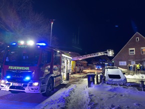 FW-AUR: Feuer an Carport greift auf Elektroautos &uuml;ber