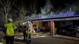FW Wachtberg: Kaminbrand entwickelt sich schnell zu Dachstuhlbrand in Wachtberg-Niederbachem