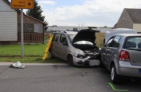 Kreispolizeibehörde Herford: POL-HF: Toyota schleudert gegen Stromverteilerkästen - Zwei Personen verletzt