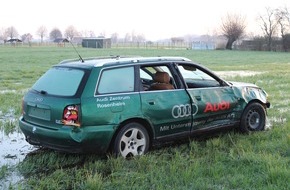 Kreispolizeibehörde Kleve: POL-KLE: Rees - Unfallflucht / Zeuge entdeckt verunfallten Audi im Feld