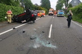 Polizei Rheinisch-Bergischer Kreis: POL-RBK: Wermelskirchen - Mini prallt vor einen Baum und überschlägt sich